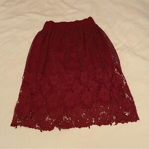 Women’s skirt. Lace/patterned exterior w/ solid slip underneath.